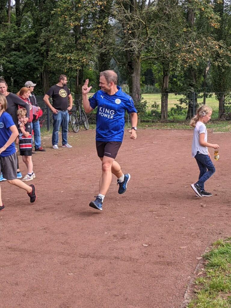 Läufergruppe spontan beim Spendenlauf